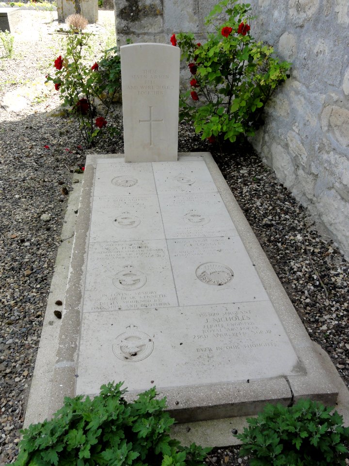 Cuissy-et-Geny (Aisne) fosse commune aviateurs (CWGC tombe)
