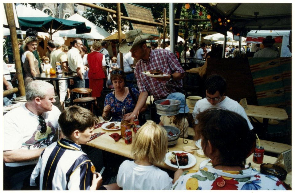 Culinair festijn op de Oude Groenmarkt. NL-HlmNHA 54030062