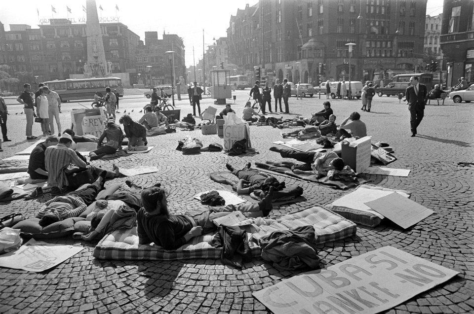 Cuba-reizigers in hongerstaking op de Dam. De hongerstakers liggend en zittend o, Bestanddeelnr 921-5494