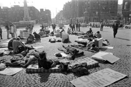 Cuba-reizigers in hongerstaking op de Dam. De hongerstakers liggend en zittend o, Bestanddeelnr 921-5494