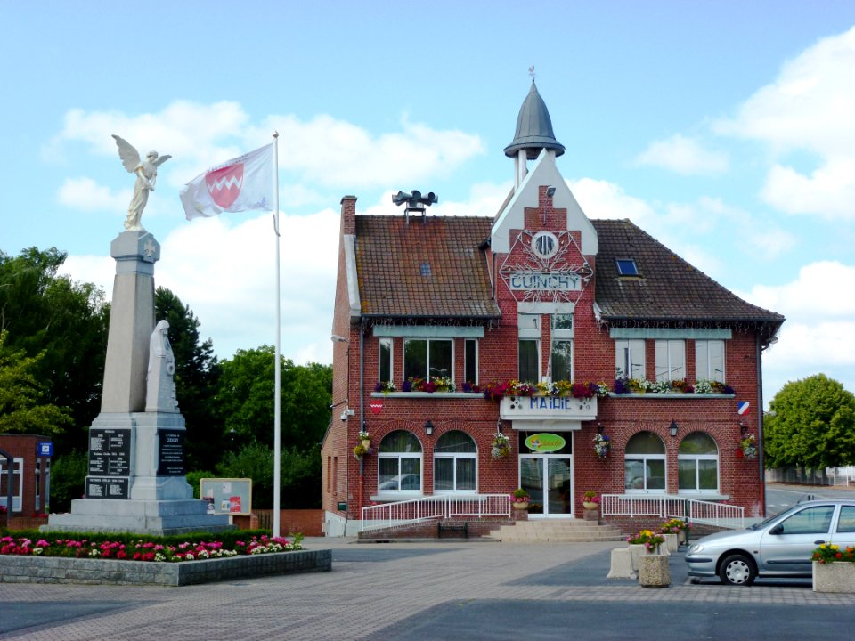 Cuinchy (Pas-de-Calais) mairie et monument aux morts