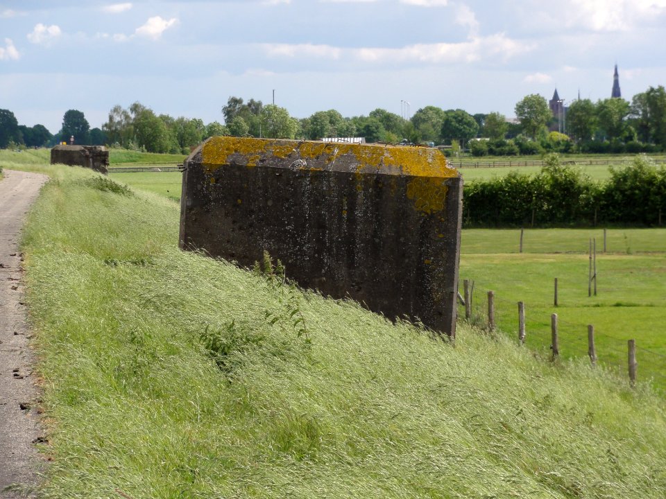 Cuijk Rijksmonument 420214 dozijn kazematten, nr 113 S en 112 S erachter