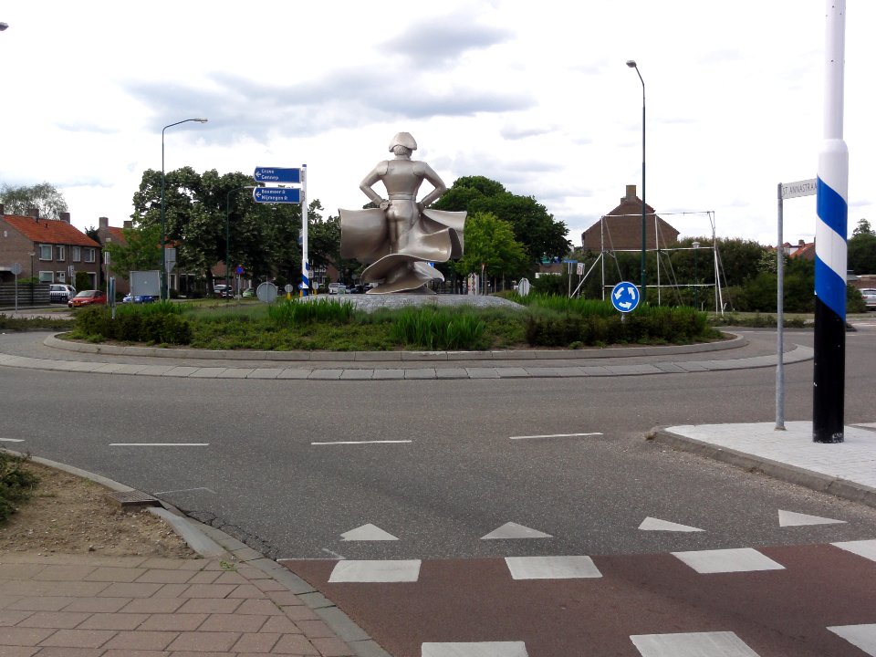 Cuijk, rotonde met sculptuur Ommezwaai, Camille Meeussen, 2010