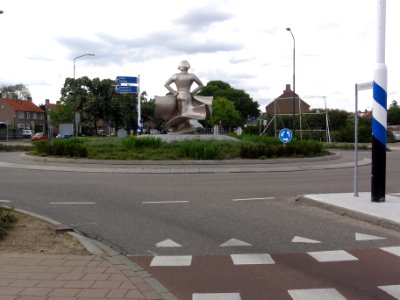 Cuijk, rotonde met sculptuur Ommezwaai, Camille Meeussen, 2010
