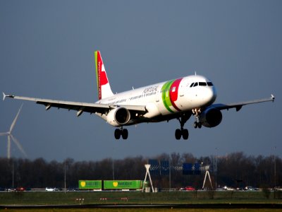 CS-TJG, Airbus A321-211, TAP Portugal, landing at AMS Amsterdam (Schiphol), pic1