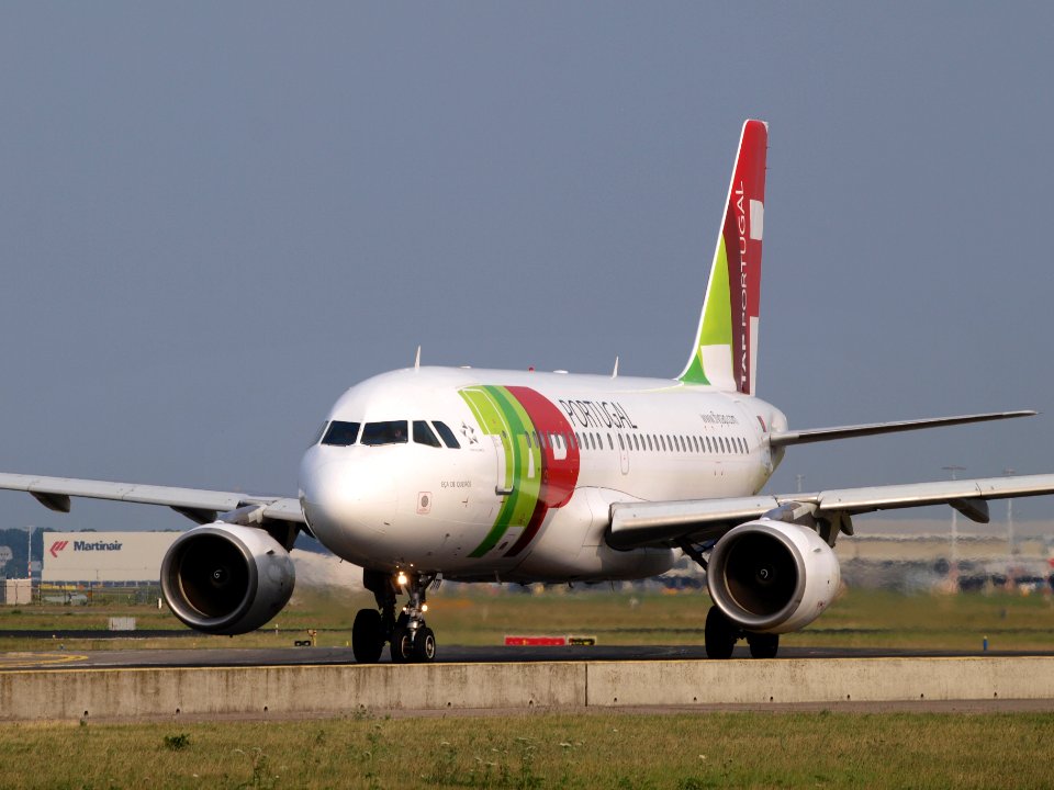 CS-TTI TAP - Air Portugal Airbus A319-111 - cn 933, taxiing 22july2013 pic-001