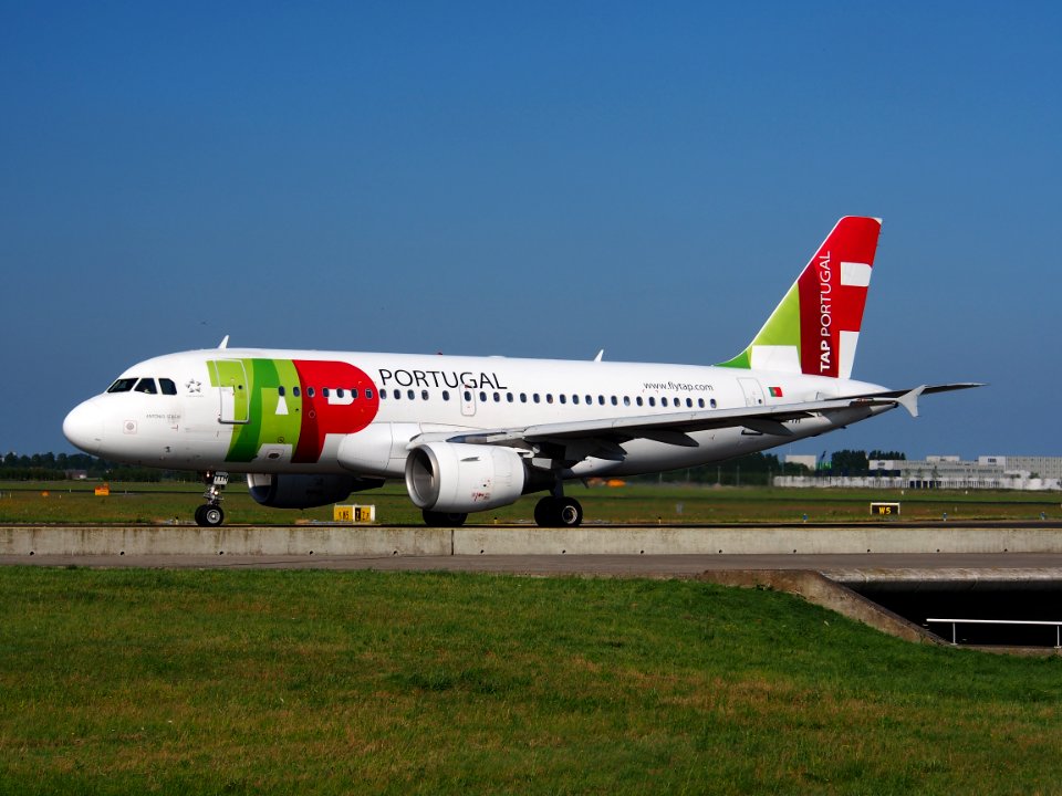 CS-TTH TAP - Air Portugal Airbus A319-111 - cn 917 taxiing 18july2013 pic-004
