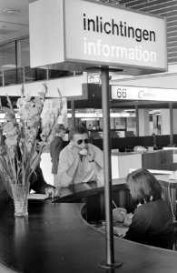 Cuba-gangers wachten op vliegtuig in vertrekhal Schiphol. Schrijver Harry Mulisc, Bestanddeelnr 921-5405