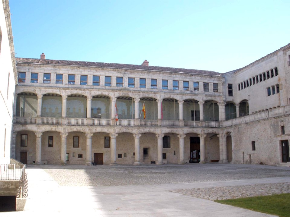 Cuéllar - Castillo, Patio de armas 1