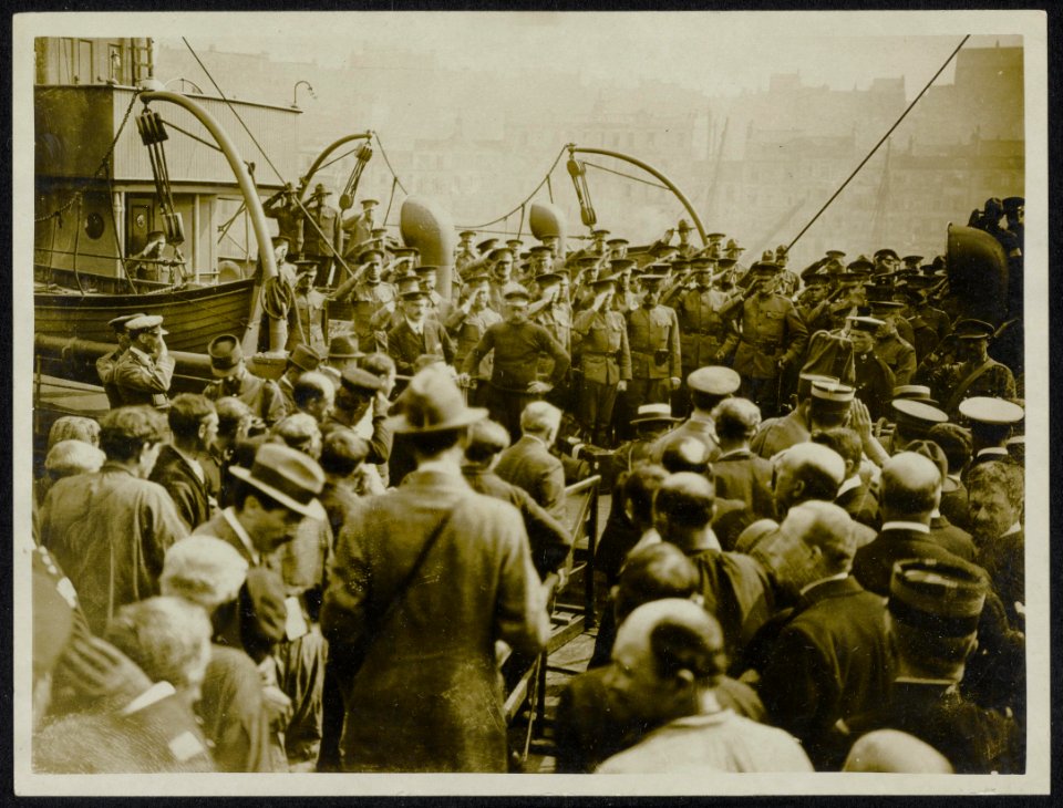 Crowd round the boat which brings Lt. Gen. Pershing (Chief of American Expeditio, Bestanddeelnr 158-0950