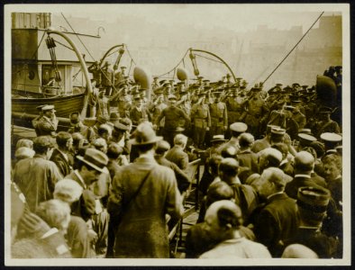 Crowd round the boat which brings Lt. Gen. Pershing (Chief of American Expeditio, Bestanddeelnr 158-0950