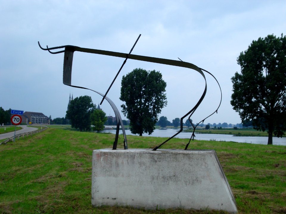 Cuijk, le taureau au bord de la Meuse, au fond, l'église St.Martin