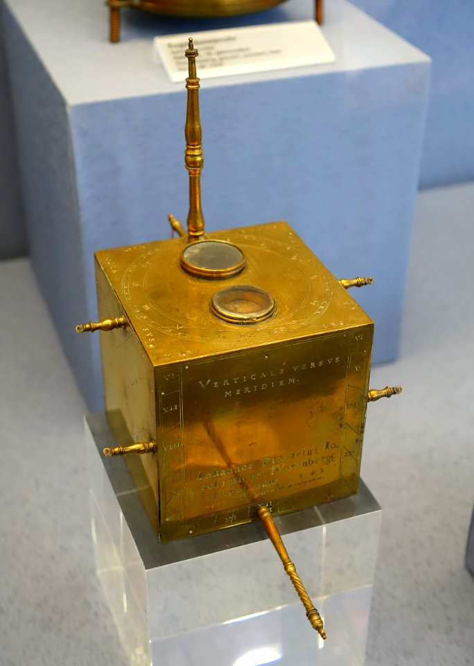 Cubic sundial, Johannes Praetorius, Nuremberg, 1562, brass - Germanisches Nationalmuseum - Nuremberg, Germany - DSC03758