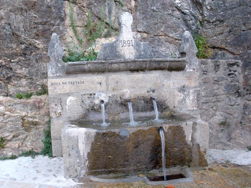 Cuacos de Yuste - Fuente 01