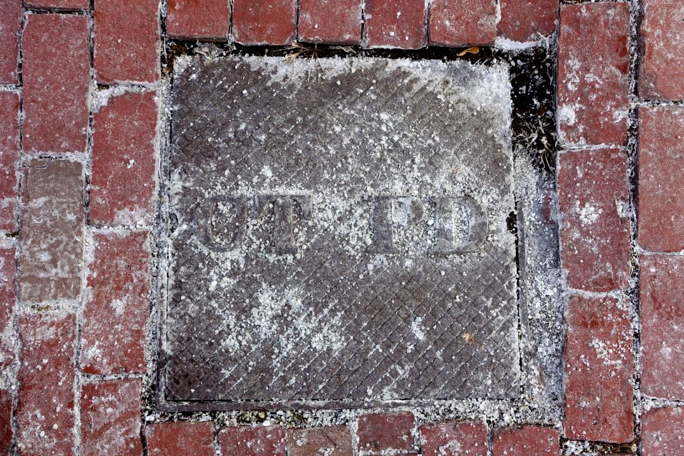 CT PD - streethole cover - Cambridge, MA - DSC02830