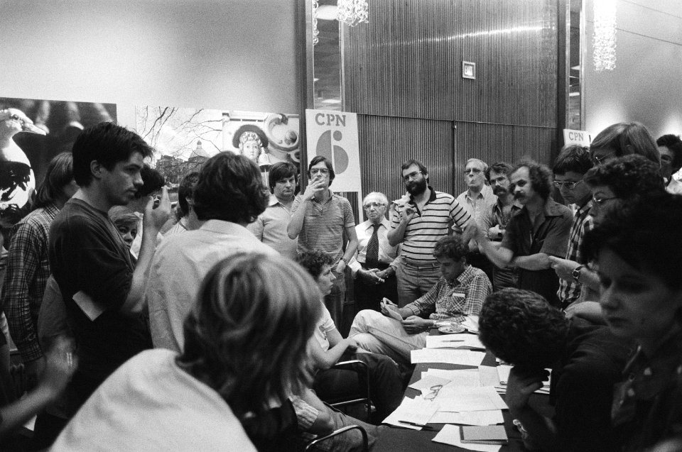 CPN-verkiezingsconferentie in Krasnapolsky in Amsterdam discussierende CPN-ers, Bestanddeelnr 932-2256