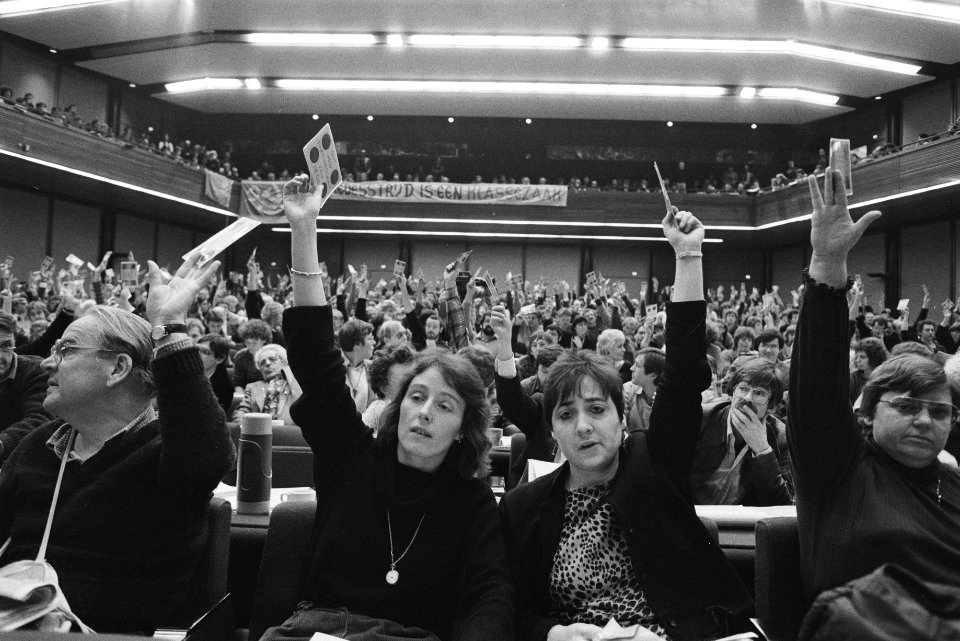 CPN-congres deel II in Amsterdam Ina Brouwer (m) tijdens stemmingen, Bestanddeelnr 932-8662