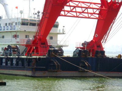 Crane ship in Haikou - detail - 01