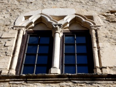 Crémieu - Place des Visitandines - Maison urbaine au numéro 2 - Fenêtres