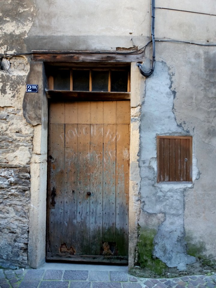 Crémieu - Rue du Four Banal - Porte au numéro 2ter