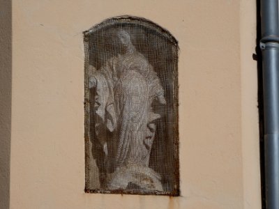 Crémieu - Rue de la Loi - Vierge à l'angle de la rue Saint-Marcel