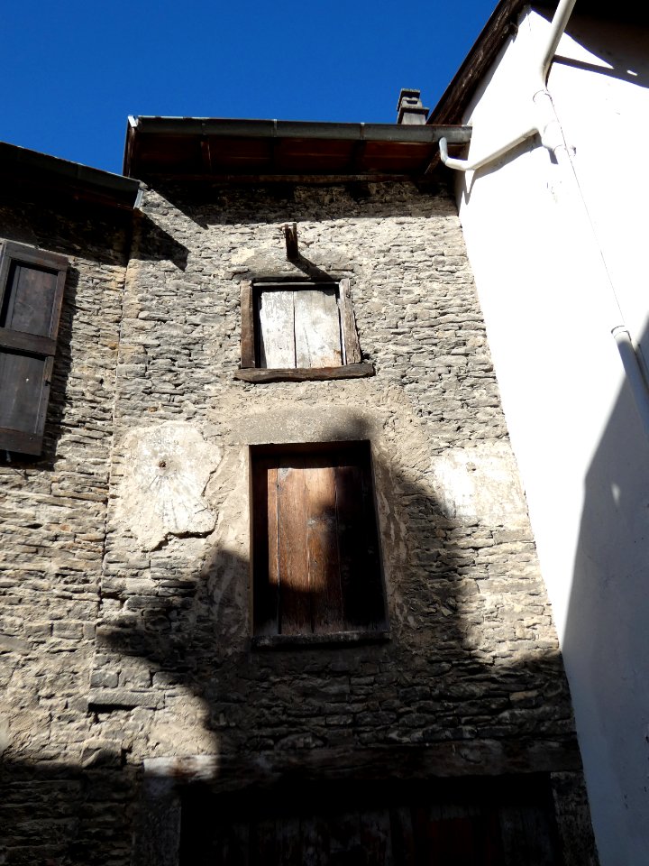 Crémieu - Rue du Four Banal - Ancienne grange au niveau du numéro 3
