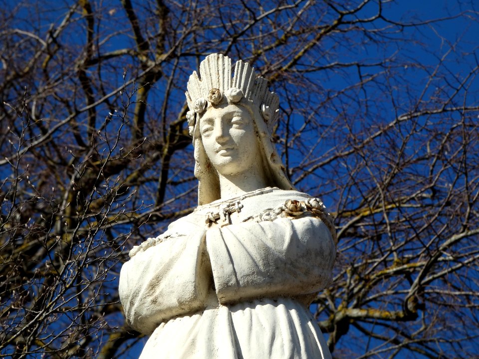 Crémieu - Chapelle Notre-Dame-de-la-Salette - Statue au faîte - Buste