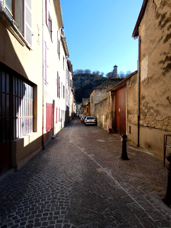 Crémieu - Rue des Adobeurs - Vers l'est, depuis les passages Humbert et Péju