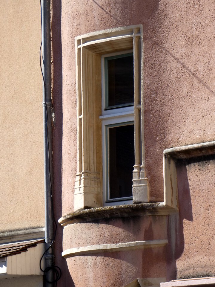 Crémieu - Place Quinsonnas - Fenêtre de la partie arrondie du bâtiment