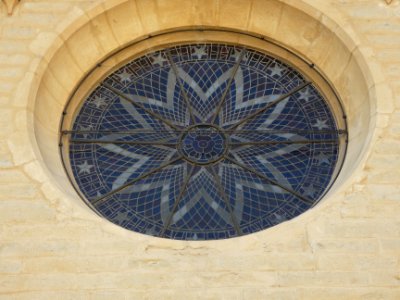 Crémieu - Église Saint-Jean-Baptiste - Rosace de la façade
