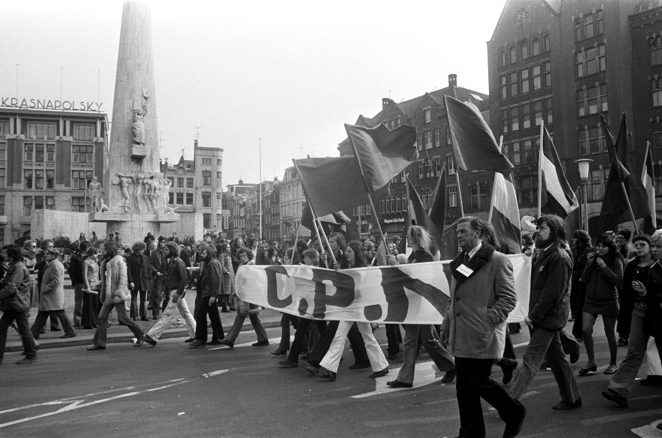 CPN-demonstrantie in Amsterdam demonstratie onderweg en Marcus Bakker, Bestanddeelnr 927-0809