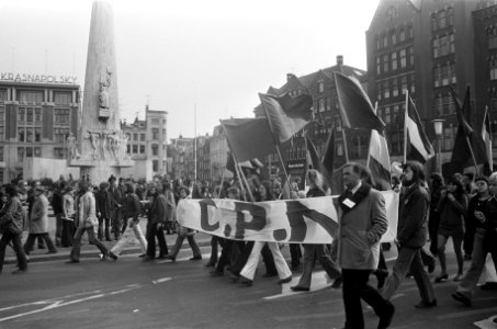 CPN-demonstrantie in Amsterdam demonstratie onderweg en Marcus Bakker, Bestanddeelnr 927-0809