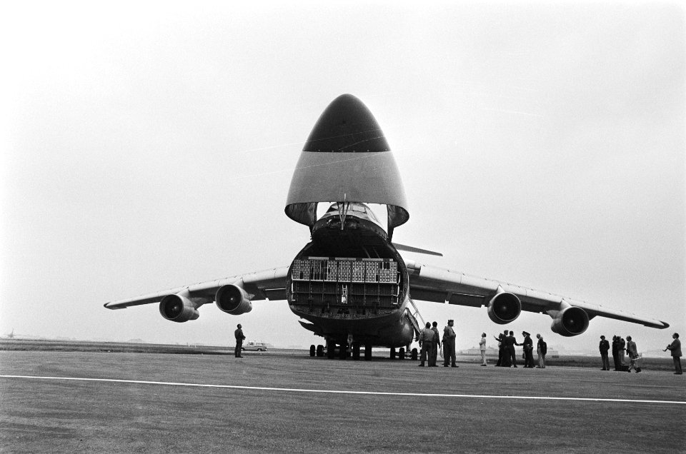 CSA Galaxy brengt eerste F16 op Schiphol landing, Bestanddeelnr 929-8988
