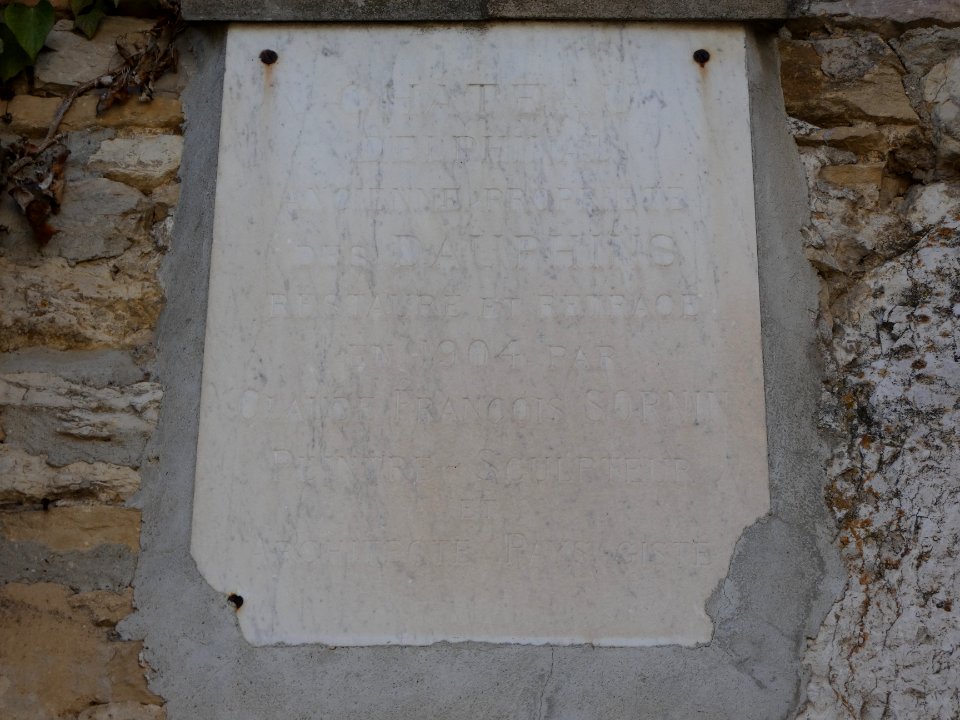 Crémieu - Château delphinal - Plaque à l'entrée