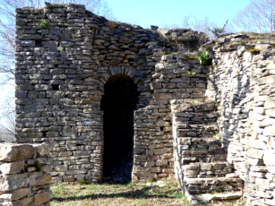 Crémieu - Ancien prieuré Saint-Hippolyte - Porte et escalier (derrière un grillage)