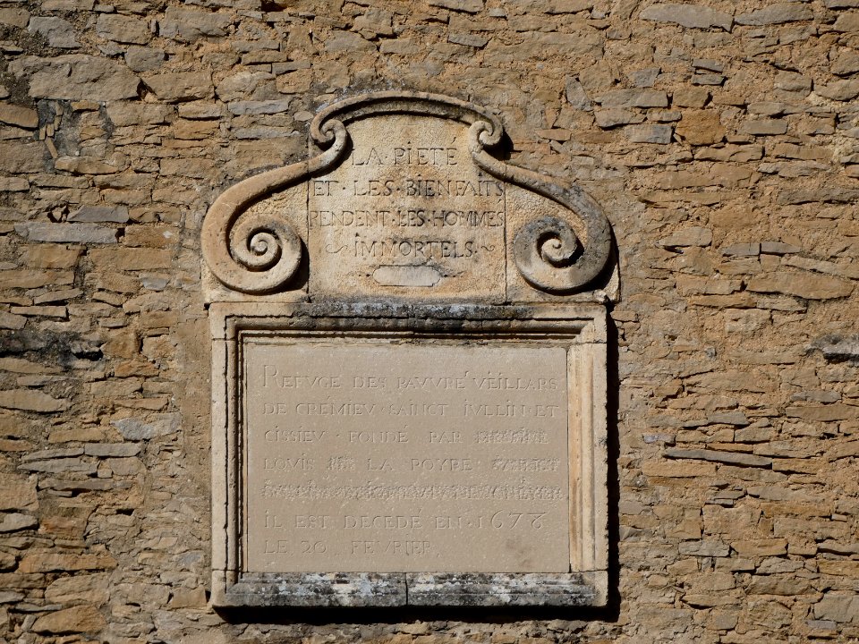 Crémieu - Couvent des Visitandines - Plaque "La piété et les bienfaits..."
