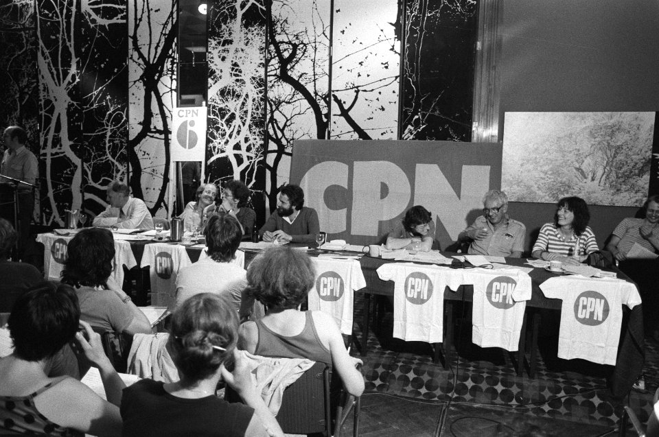 CPN-verkiezingsconferentie in Krasnapolsky in Amsterdam overzicht tafel, Bestanddeelnr 932-2253