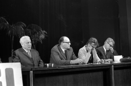 CPN-vergadering t.g.v. eerste mei in RAI te Amsterdam. Links Paul de Groot, Bestanddeelnr 920-2928