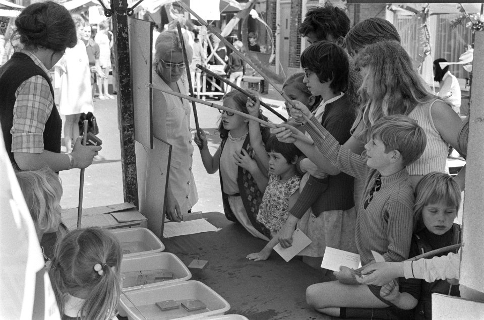 Creatieve zomermaand voor kinderen in 1e Schinkelstraat Amsterdam, kinderen vis, Bestanddeelnr 924-6796