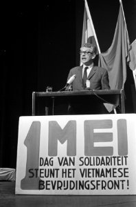 CPN-vergadering t.g.v. eerste mei in RAI te Amsterdam, Marcus Bakker aan het woo, Bestanddeelnr 920-2927