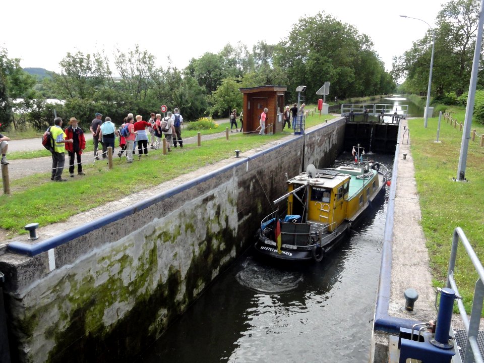 Crévéchamps (M-et-M) canal de l'Est écluse avec bateau