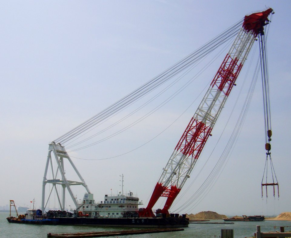 Crane ship in Haikou - 01