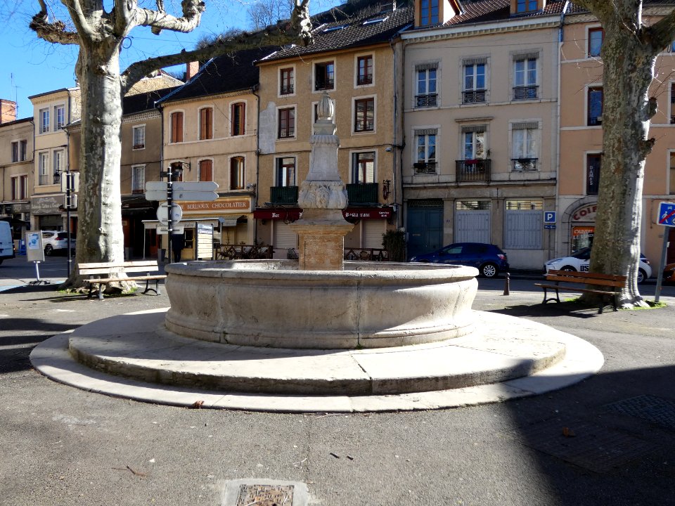 Crémieu - Place de la Poype - Fontaine