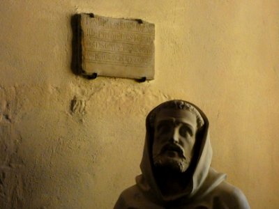 Crémieu - Église Saint-Jean-Baptiste - Plaque et tête de statue