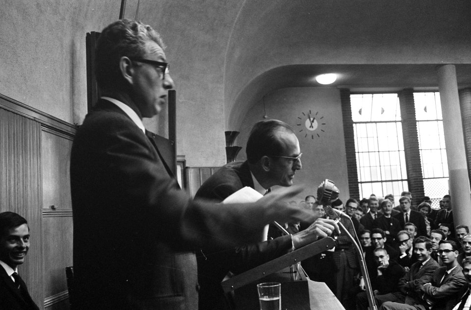 CPN voorman de heer Marcus Bakker voert het woord, Bestanddeelnr 919-6533