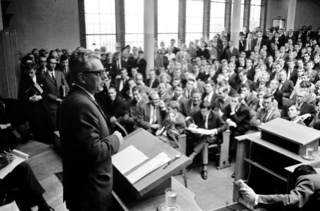 CPN voorman de heer Marcus Bakker voert het woord, Bestanddeelnr 919-6534