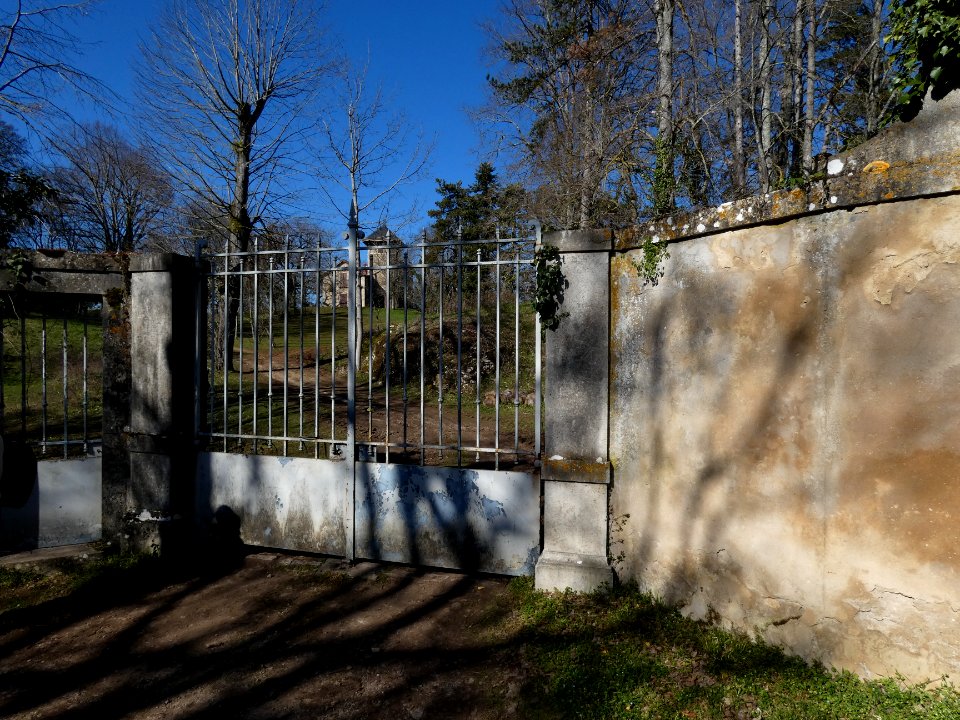 Crémieu - Chemin de la Chaillonnette - Portail d'un mini-château