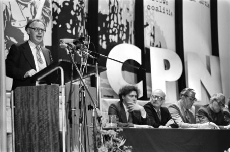 CPN-congres in Amsterdam partijvoorzitter Hoekstra aan het woord en vlnr Sc, Bestanddeelnr 929-5347