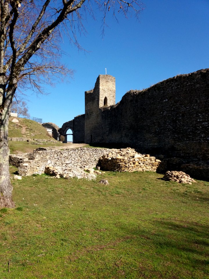 Crémieu - Ancien prieuré Saint-Hippolyte - Vue sur la tour sud, de l'intérieur