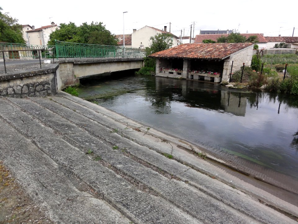 Courcelles (Charente-Maritime) pont et lavoir sur la Boutonne